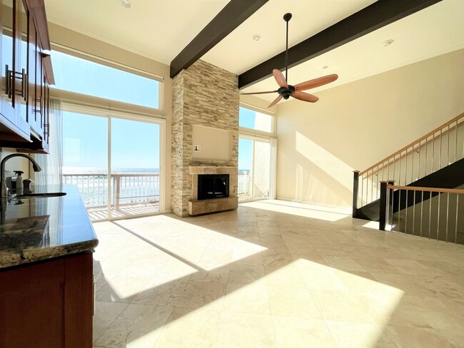 Building Photo - Spectacular tri-level townhome on the SAND!!