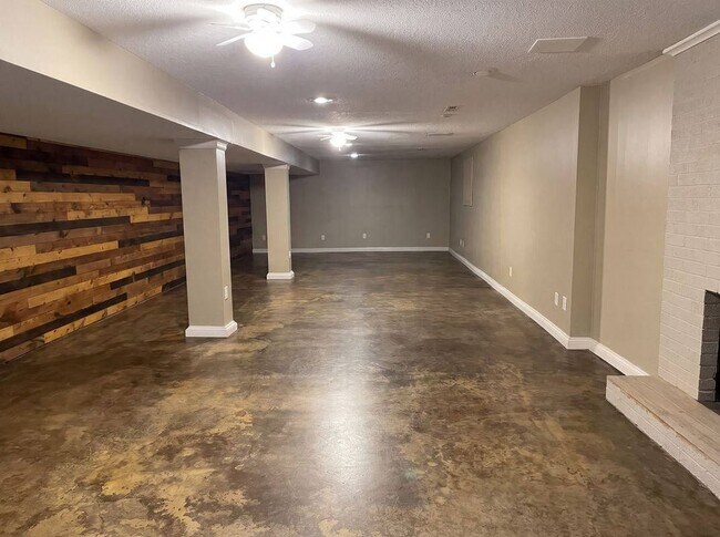 Building Photo - 4321 NW Briarcliff Ln