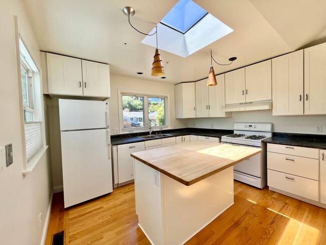 Building Photo - Mill Valley Home-3bd/2.5ba in Stellar Loca...