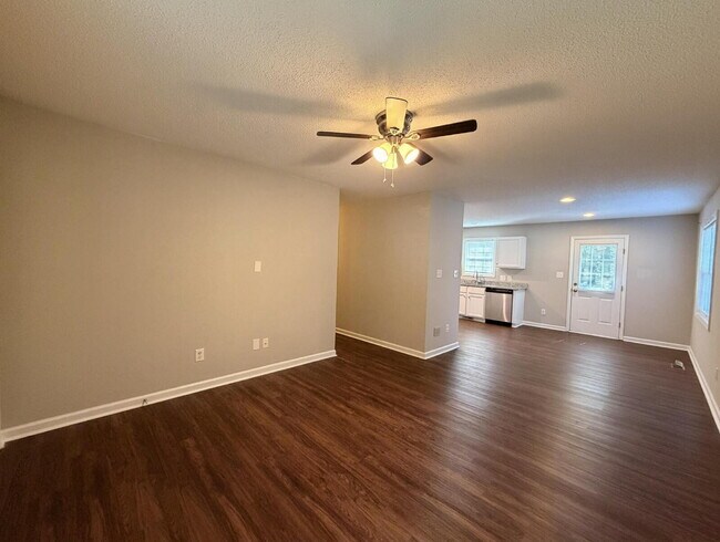 Building Photo - Charming 3 bedroom home with a deck and fenced backyard!