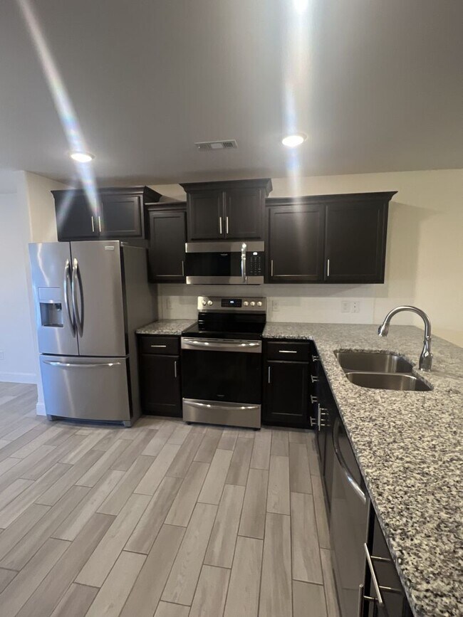 Foto del edificio - COMING SOON: Beautiful 4 bedroom/ 2 bathro...