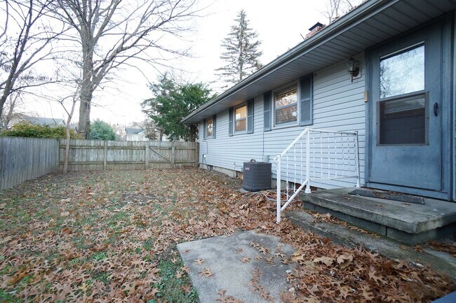 Foto del edificio - 4 Bedroom 2 Bathroom FULLY FURNISHED Home with Fenced in Backyard and 2 Car Garage