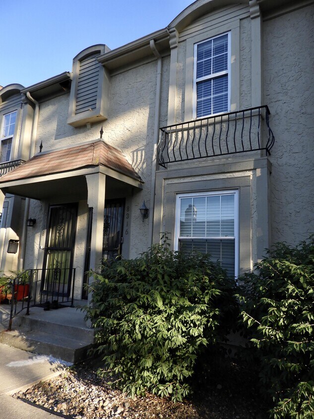Foto principal - 8316 Metcalf Ave