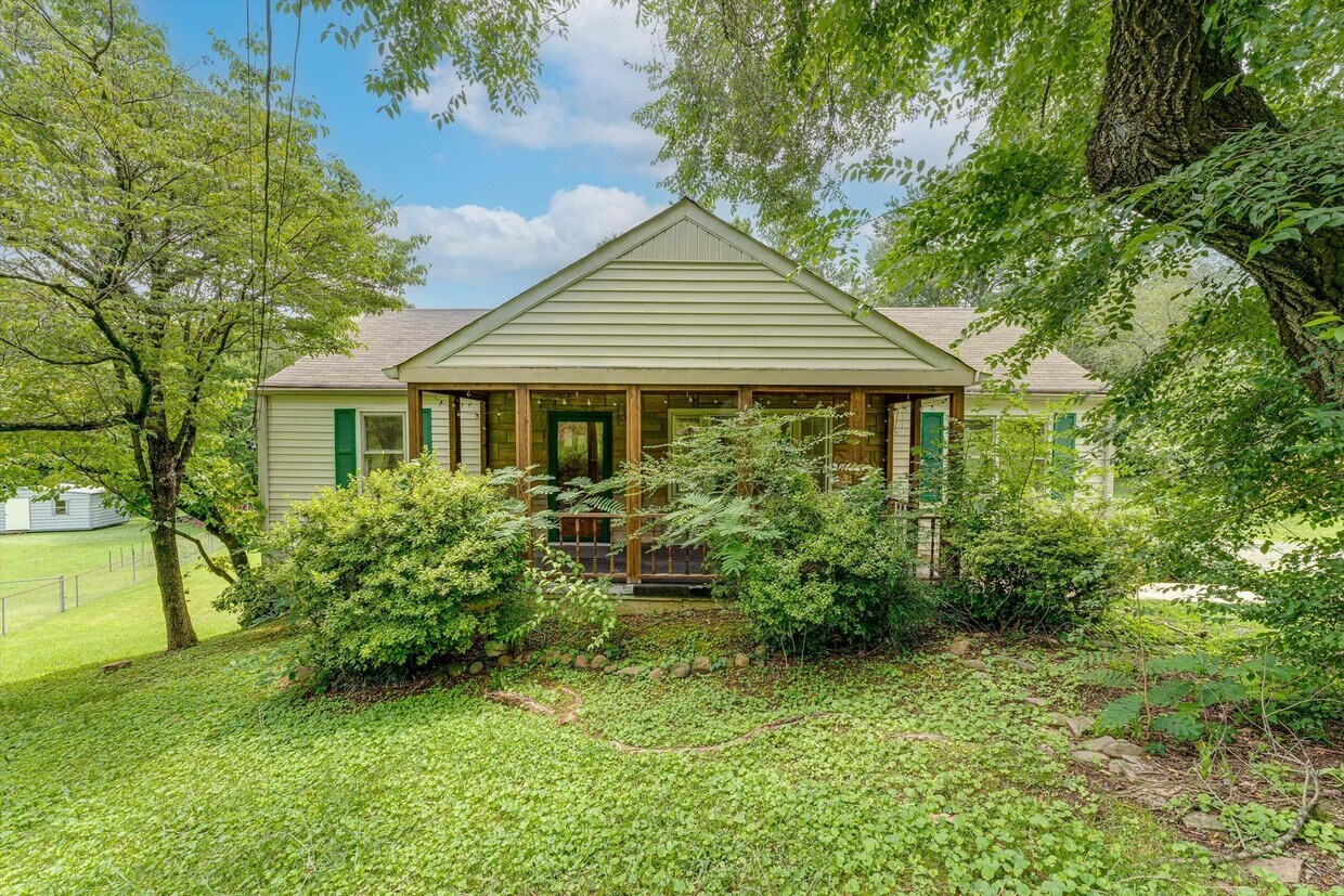Primary Photo - Amazing 4 bedroom 2.5 bathroom for rent!