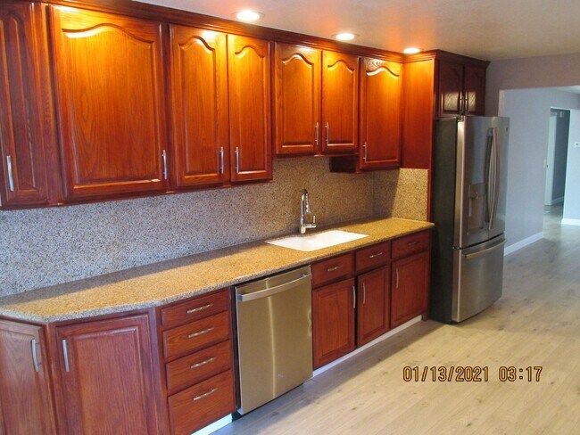 Foto del edificio - Remodeled !  Hardwood Flooring Throughout & New Carpet in Bedrooms, Tile, Granite, Large Living r...