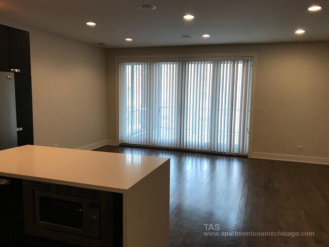 Foto del edificio - 2127 W Division St