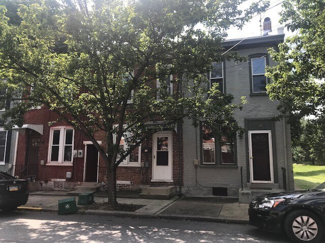 Foto del edificio - Classic 2 bedroom borough home MONTH TO MONTH LEASE ONLY!