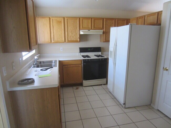 Foto del edificio - 4 Bedrooms & 2 Baths with Big Back Yard an...