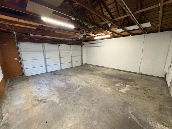 Foto del edificio - Cozy Home on Spacious Lot with Pool Available Now!