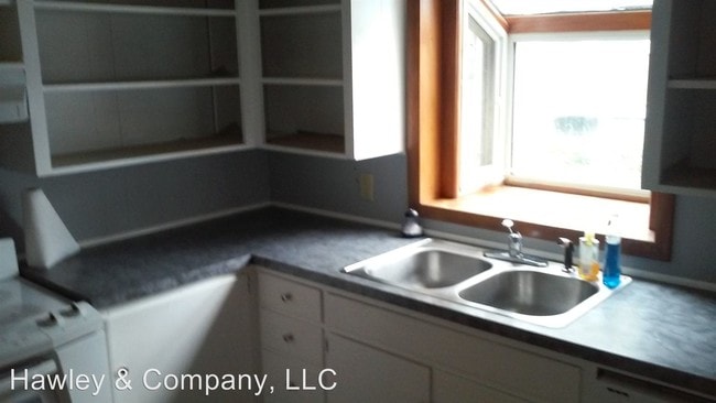 Building Photo - 700 W 74th St