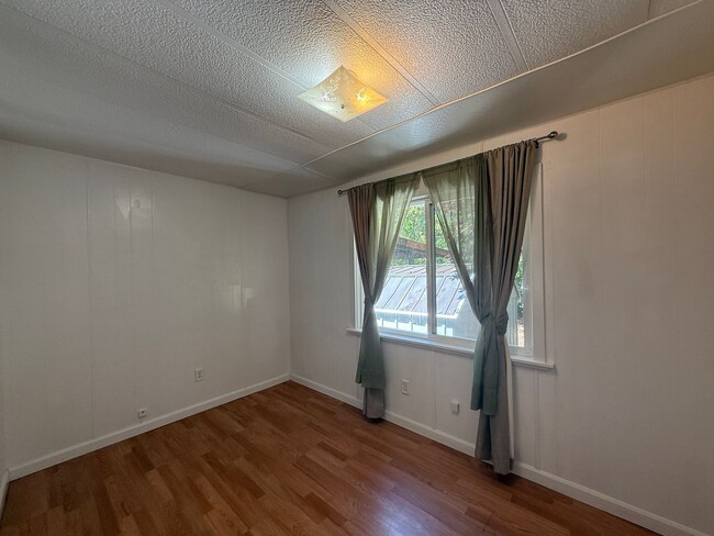Building Photo - 2 bedroom 1 bath single wide located in Ho...