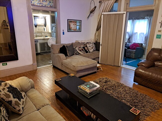 Foto del edificio - 2223 E Commerce St