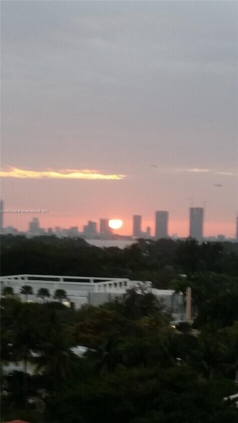 Primary Photo - 2899 Collins Ave