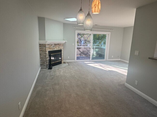 Foto del edificio - Charming top-level 2-bedroom, 1-bath condo in a highly desirable gated community.