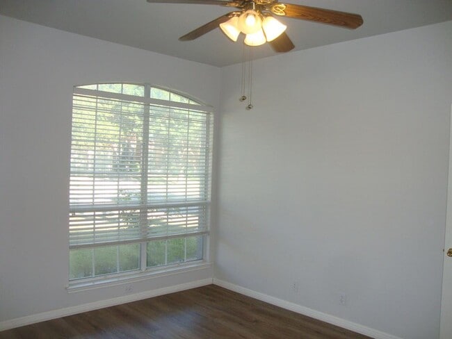 Building Photo - 503 Ambrose Dr