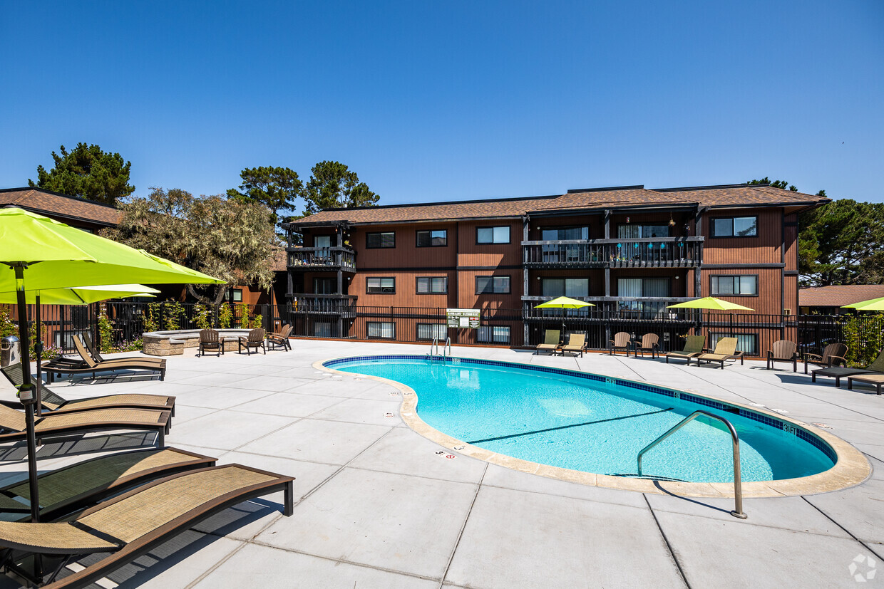 Foto principal - Monterey Pines Apartments