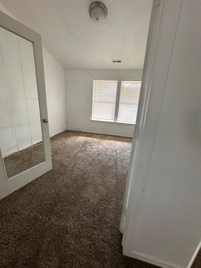 Building Photo - 3 Bedroom House for rent