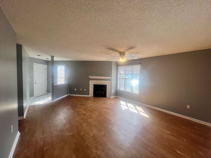 RENT SPECAIL*** $1400 For APRIL & MAY RENT.Breezewood Condo, 2 Brd/2bath Screen Porch! LVP wood f... - Breezewood Condo, 2 Brd/2bath Screen Porch! LVP wood flooring, Center of Wilmington!