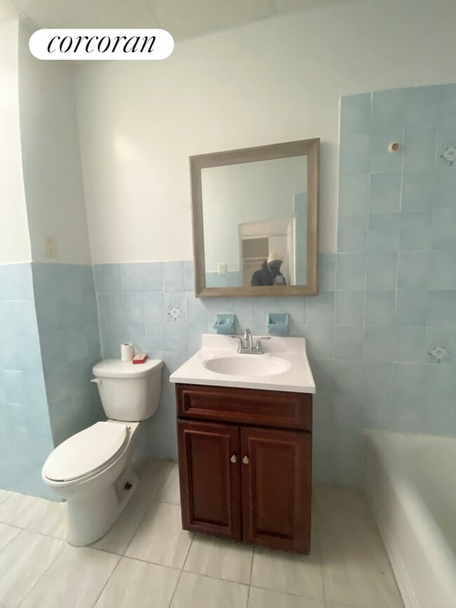 Foto del edificio - 217 E 8th St