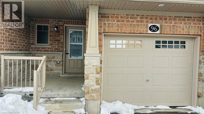 Photo du bâtiment - 96 Eliza Ave