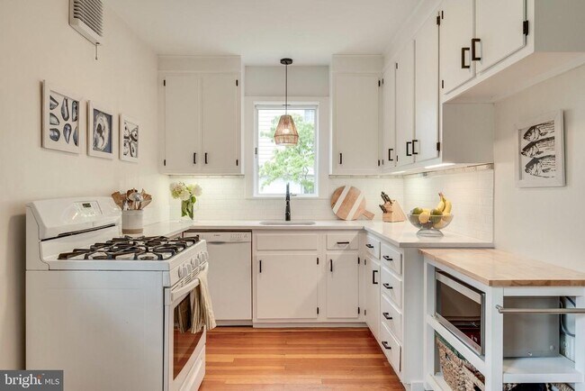 Foto del edificio - 5204 Hampden Ln