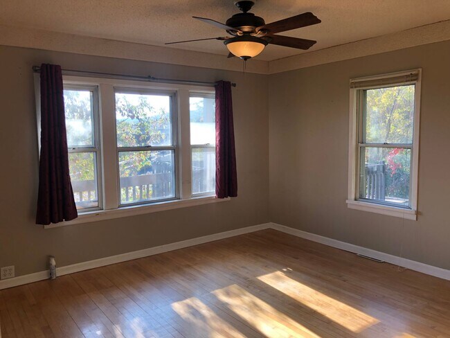 Building Photo - AVAILABLE AUGUST - 3 Bed 1 Bath Home w/ Ba...