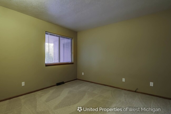 Building Photo - Spacious Duplex | Kentwood Public Schools