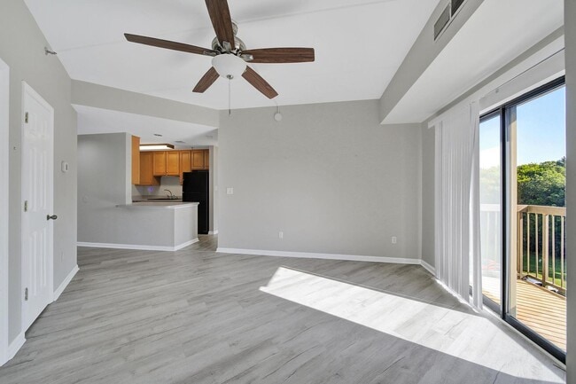 Building Photo - Lovely Two Bed Two Full Bath Condo in Fort...