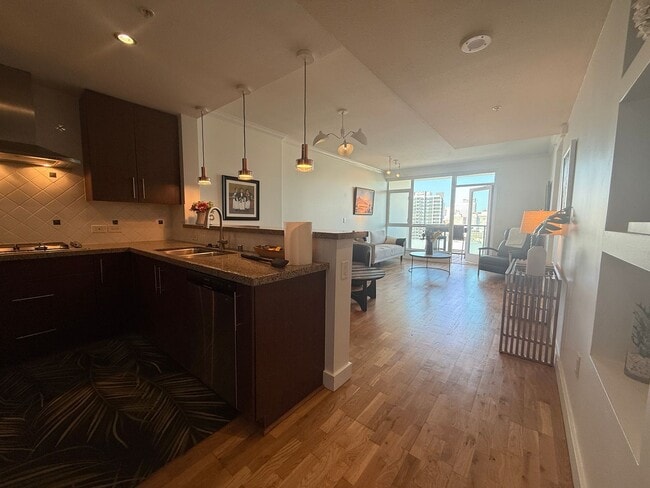 Building Photo - Upscale 2 Bed 2 Bath with Floor-to-Ceiling Windows and Stunning City Views