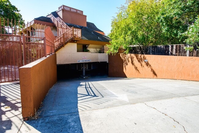 Building Photo - 4151 El Camino Way APT B, Palo Alto, CA 94306