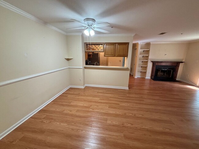 Foto del edificio - Updated - 2BD/2BA on 2nd floor with Balcony!