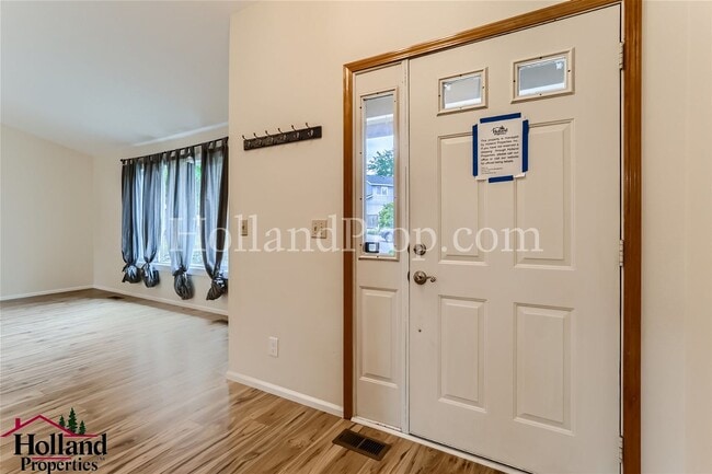 Building Photo - Charming Tri-Level Home Near Parks, Trails...