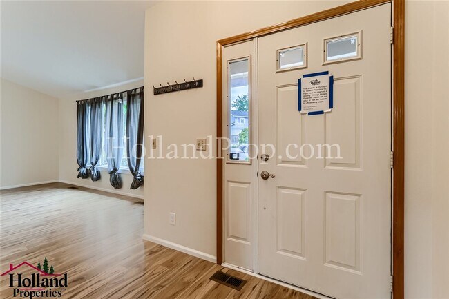 Foto del edificio - Charming Tri-Level Home Near Parks, Trails...