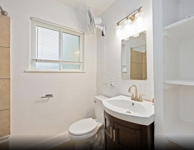 Building Photo - 6043 Lyndhurst Dr
