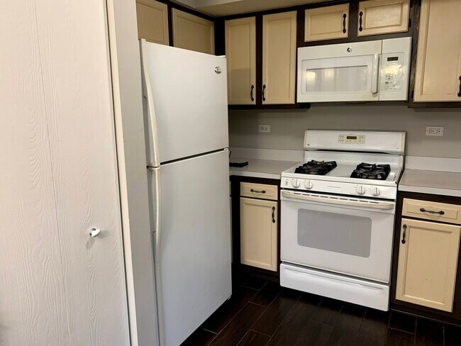 Building Photo - 1349 Woodlake Dr