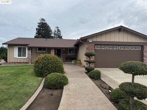 Building Photo - 2701 Del Oro Cir