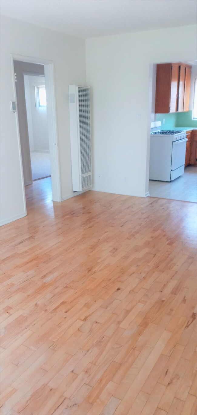 Sala de estar con piso de madera noble - 16907 Yukon Ave