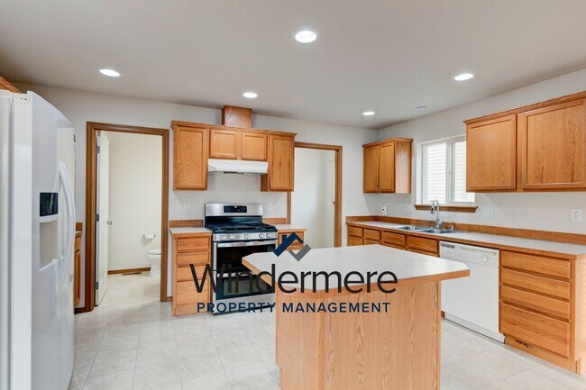 Foto del edificio - Two story 4 bedroom 2.5 bath Home.