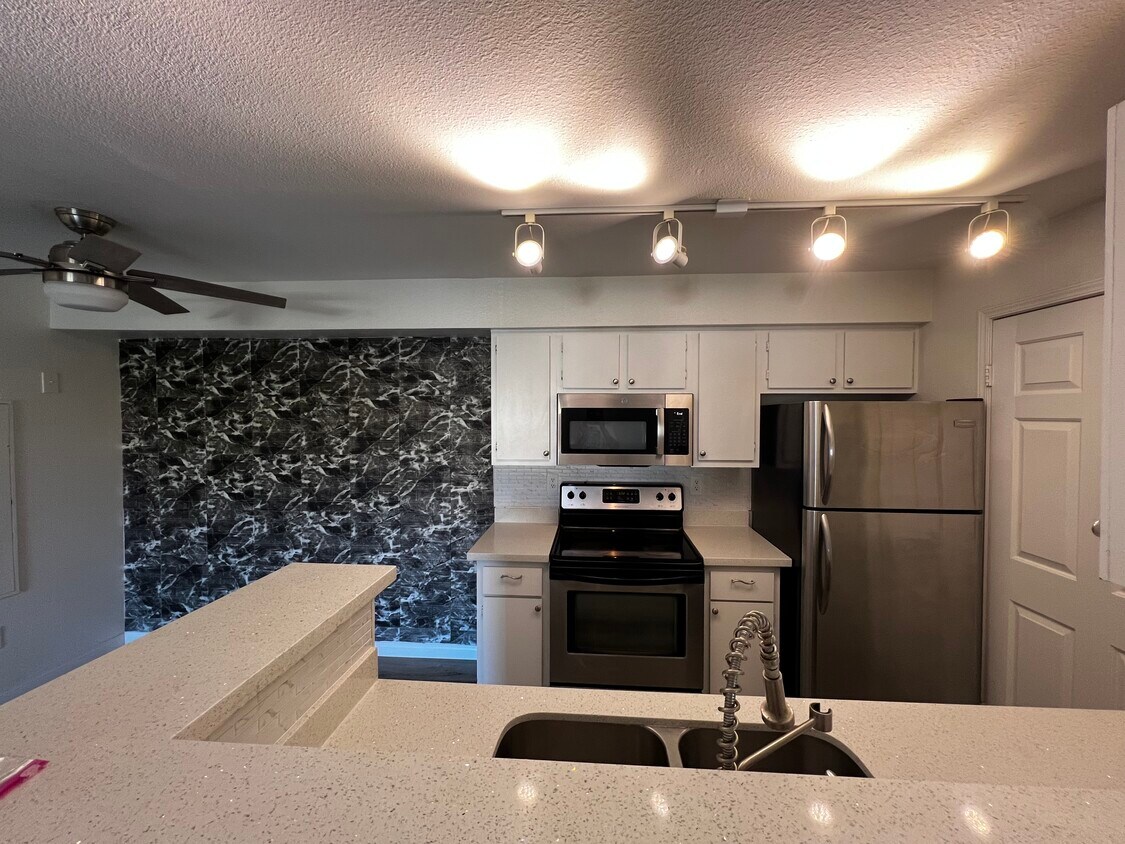 Foto principal - 231 W Horizon Ridge Pky