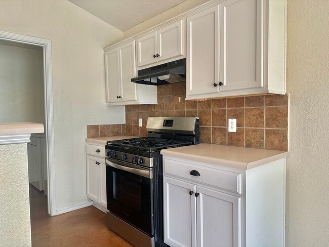 Foto del edificio - AVAILABLE NOW!!!