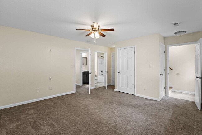 Building Photo - Tri Level townhome