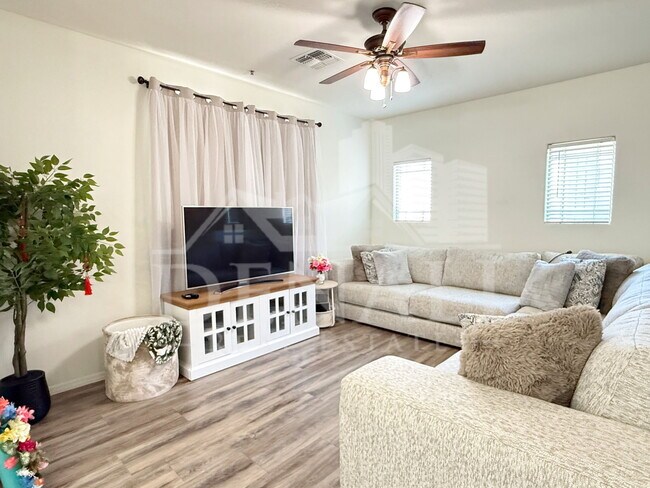 Foto del edificio - 8115 W Lynwood St