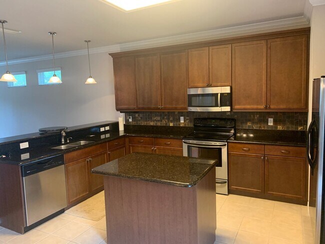 Building Photo - Ellis Park 3 bedroom 2 1/2 bath