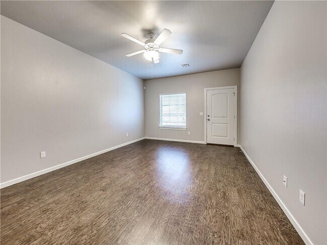 Building Photo - 2br 1ba with garage close to Tinker!!