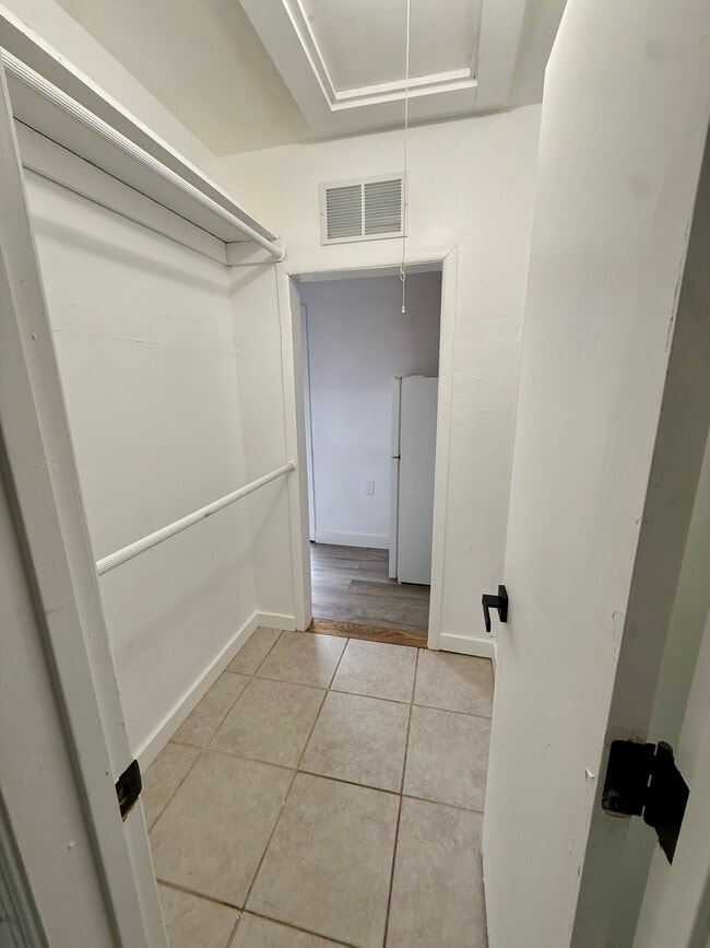 Building Photo - 337 SE 12th Ave