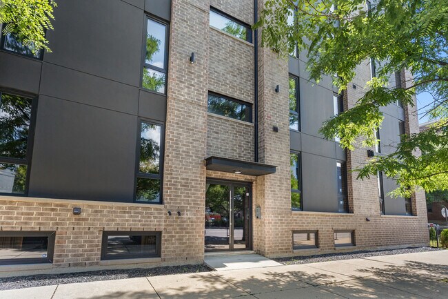 Building Photo - 1532 W Ohio St