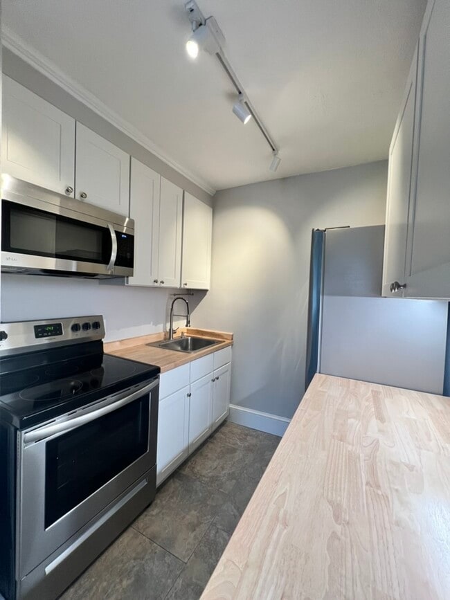 Renovated kitchen, tiled floors & new fixtures - 5 Chapel St