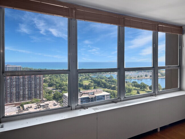 Foto del edificio - 655 W Irving Park Rd