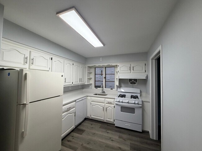 Foto del edificio - 697 Allwood Rd