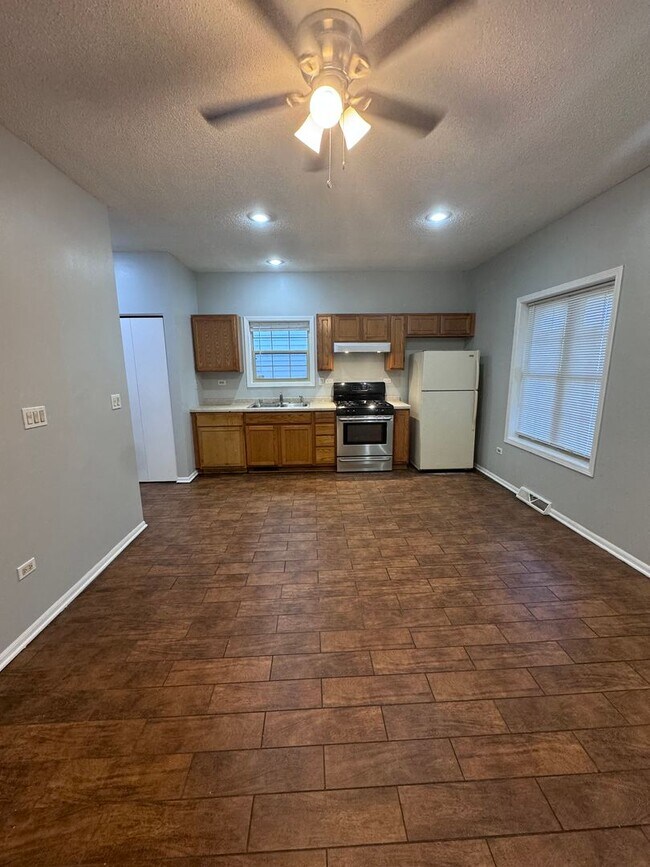 Building Photo - Available Now - Single Family home 2Bed 1 ...